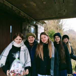 Dzieci, niosąc własnoręcznie wykonane stroiki świąteczne, składają życzenia