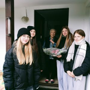 Dzieci, niosąc własnoręcznie wykonane stroiki świąteczne, składają życzenia