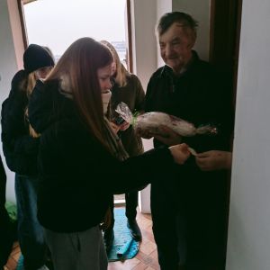 Dzieci, niosąc własnoręcznie wykonane stroiki świąteczne, składają życzenia