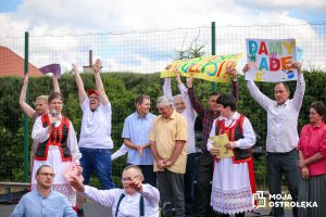 Zdjęcie dzieci na otwarciu Warsztatów Terapii Zajęciowej w Cierpiętach